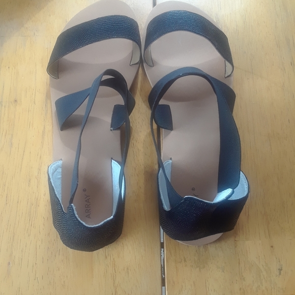 NWT🌻 Array Black Sandal🌻 - Picture 3 of 4